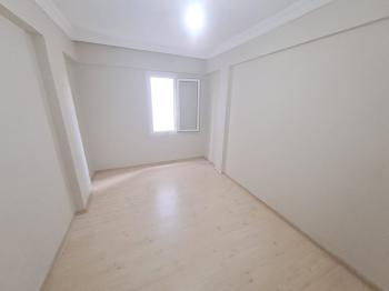 KUŞADASI ÇARŞI MERKEZDE KATTA TEK DAİRE 