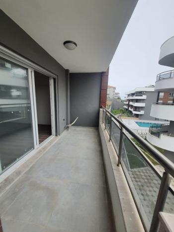 Havuzlu sitede yerden ısıtmalı 2+1 daire