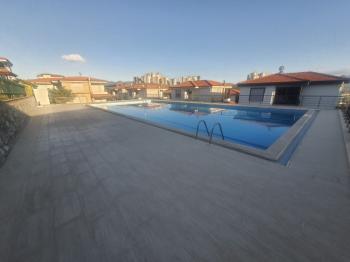 Kuşadası havuzlu sitede eşyalı kiralık daire