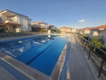 Kuşadası havuzlu sitede eşyalı kiralık daire