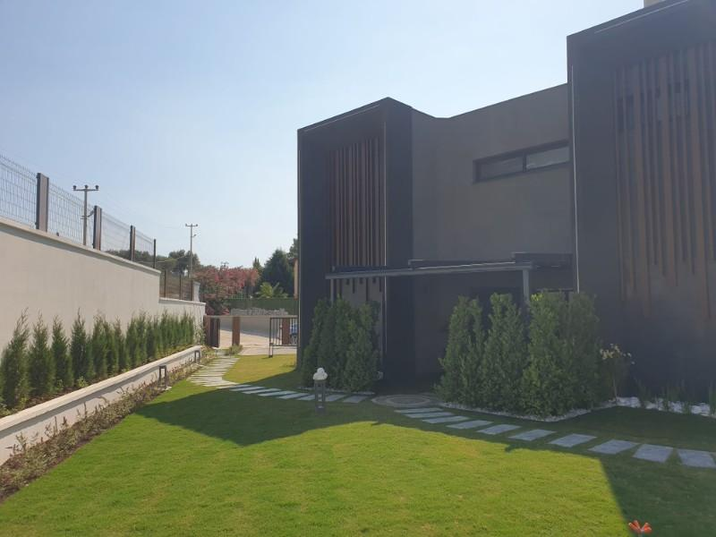 KUŞADASINDA LÜKS ÖZEL HAVUZLU GENİŞ BAHÇELİ 4+1