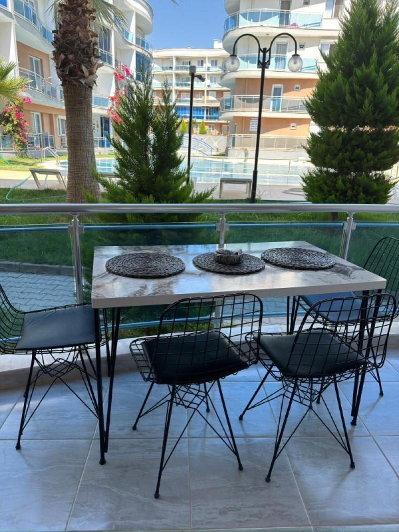 KUŞADASINDA HAVUZLU SİTEDE 1+1 DAİRE