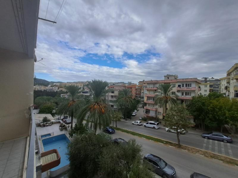 KUŞADASI ÇARŞI MERKEZDE KATTA TEK DAİRE 