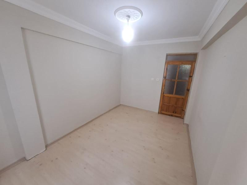 KUŞADASI ÇARŞI MERKEZDE KATTA TEK DAİRE 