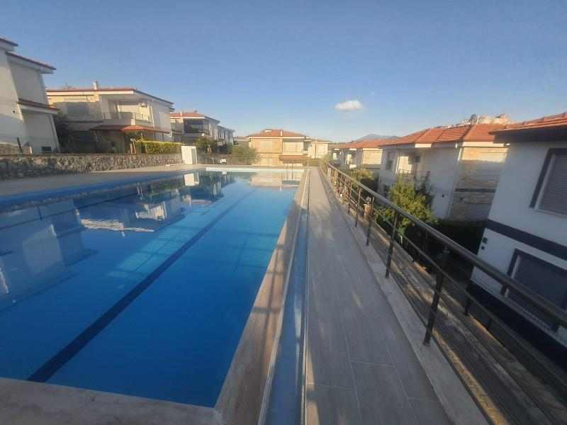 Kuşadası havuzlu sitede eşyalı kiralık daire