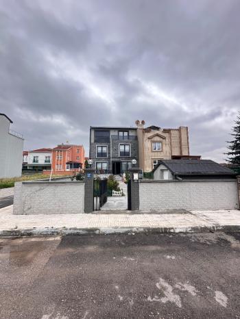GÜVENAY - ÇORUM BİNEVLER ANA CADDE YANI 6+1 SATILIK TRİPLEKS  VİLLA