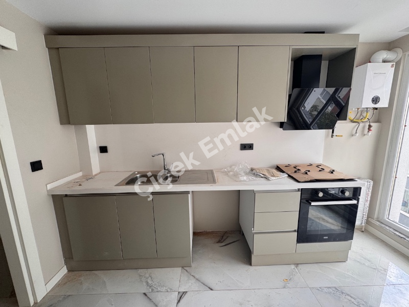 Akşemsettin Metro'ya 1 dk Site'de 5.kat Satılık Daire