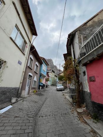 AFYON ÜÇOK EMLAKTAN BURMALI MAH DA SATILIK 5+1 BAKIMLI MÜSTAKİL EV