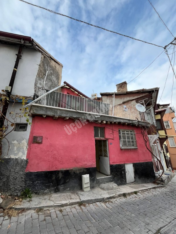 AFYON ÜÇOK EMLAKTAN BURMALI MAH DA SATILIK 5+1 BAKIMLI MÜSTAKİL EV