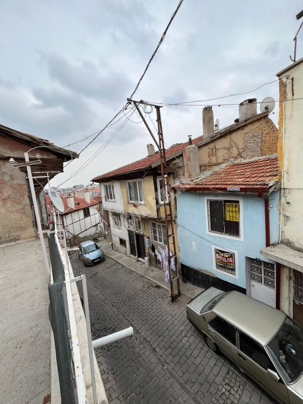 AFYON ÜÇOK EMLAKTAN BURMALI MAH DA SATILIK 5+1 BAKIMLI MÜSTAKİL EV