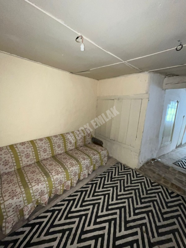 AFYON ÜÇOK EMLAKTAN BURMALI MAH DA SATILIK 5+1 BAKIMLI MÜSTAKİL EV