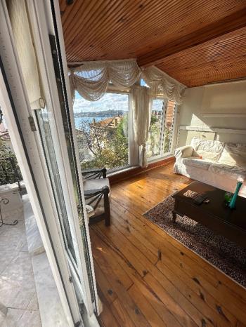 Beykoz Merkezde Sahilde Teraslı Deniz Manzaralı Eşyalı Müstakil Ev