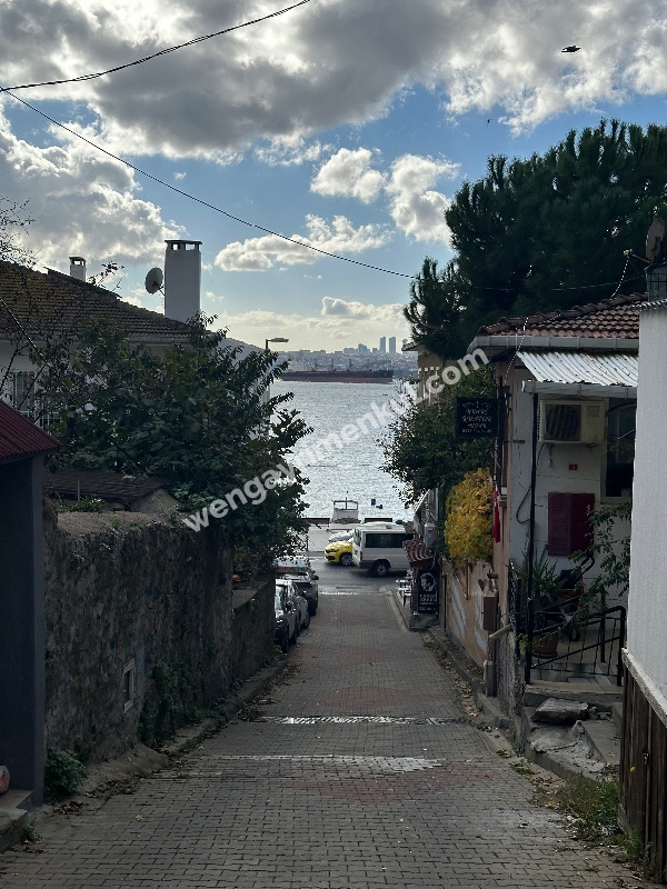 Beykoz Merkezde Sahilde Teraslı Deniz Manzaralı Eşyalı Müstakil Ev