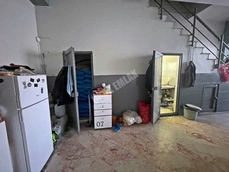 AFYON ÜÇOK EMLAKTAN GALERİCİLER SİTESİNDE SATILIK 200M² DÜKKAN