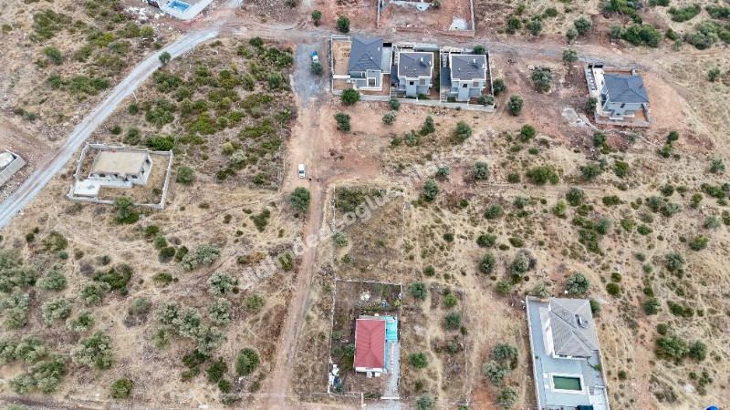 Didim  zümrüttepe de satılık köşebaşı 485m2 villa arsası 