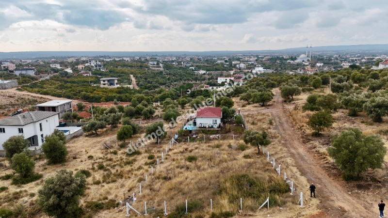 Didim  zümrüttepe de satılık köşebaşı 485m2 villa arsası 
