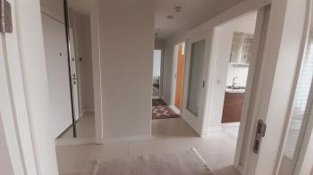 Göl Panorama Sitesinde Balkonlu Gömme Dolaplı Satılık 2+1