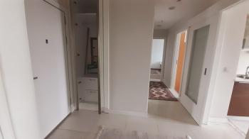 Göl Panorama Sitesinde Balkonlu Gömme Dolaplı Satılık 2+1