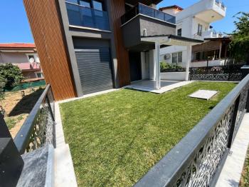 Burhaniye Öğretmenler Mahallesi 4 Banyolu 5+1 Satılık Villa