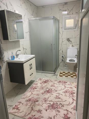 YAKAKÖYDE MANZARALI 1.111 m2 BAHÇEDE 140 M2 MÜSTAKİL EŞYALI EV