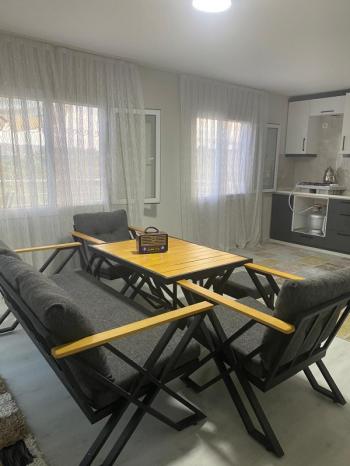 YAKAKÖYDE MANZARALI 1.111 m2 BAHÇEDE 140 M2 MÜSTAKİL EŞYALI EV