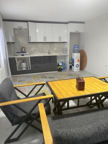 YAKAKÖYDE MANZARALI 1.111 m2 BAHÇEDE 140 M2 MÜSTAKİL EŞYALI EV