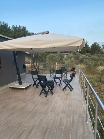YAKAKÖYDE MANZARALI 1.111 m2 BAHÇEDE 140 M2 MÜSTAKİL EŞYALI EV