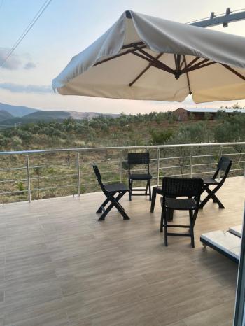 YAKAKÖYDE MANZARALI 1.111 m2 BAHÇEDE 140 M2 MÜSTAKİL EŞYALI EV