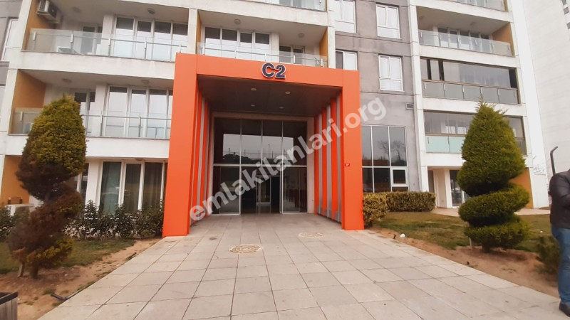 Göl Panorama Sitesinde Balkonlu Gömme Dolaplı Satılık 2+1
