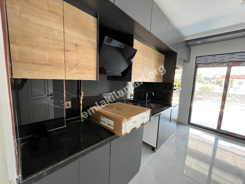 Burhaniye Öğretmenler Mahallesi 4 Banyolu 5+1 Satılık Villa