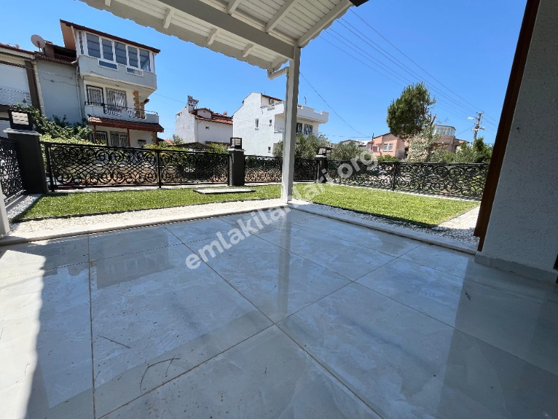 Burhaniye Öğretmenler Mahallesi 4 Banyolu 5+1 Satılık Villa