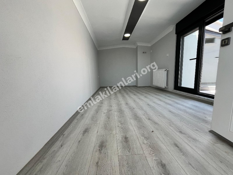 Burhaniye Öğretmenler Mahallesi 4 Banyolu 5+1 Satılık Villa
