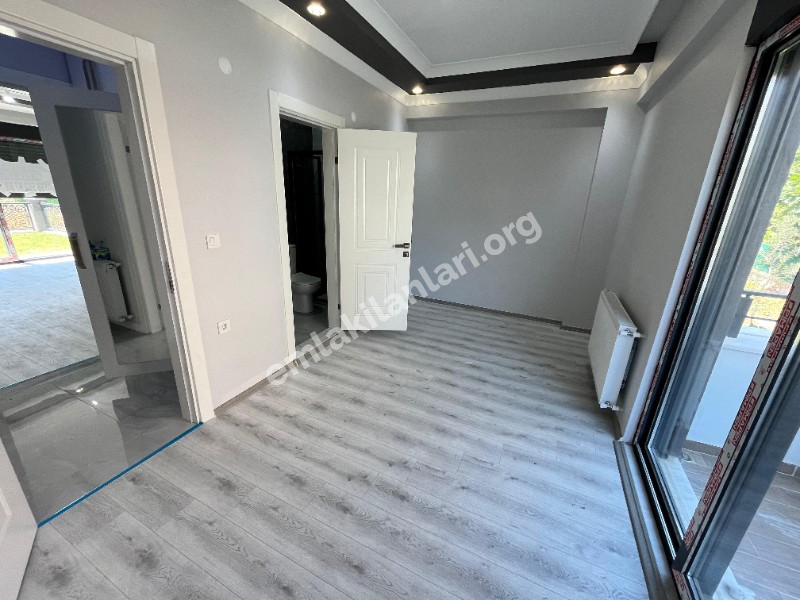 Burhaniye Öğretmenler Mahallesi 4 Banyolu 5+1 Satılık Villa