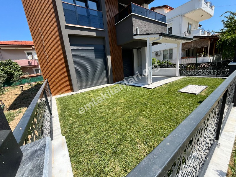 Burhaniye Öğretmenler Mahallesi 4 Banyolu 5+1 Satılık Villa
