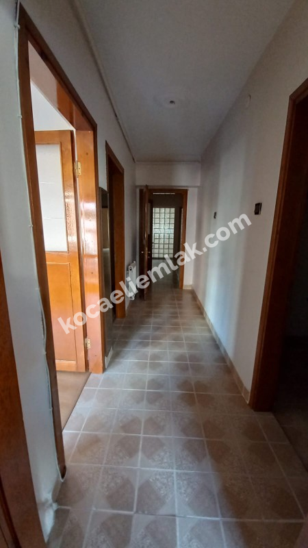İzmit Merkez Cumhuriyet Parkı Mevkii Kiralık Ara Kat 3+1 Daire