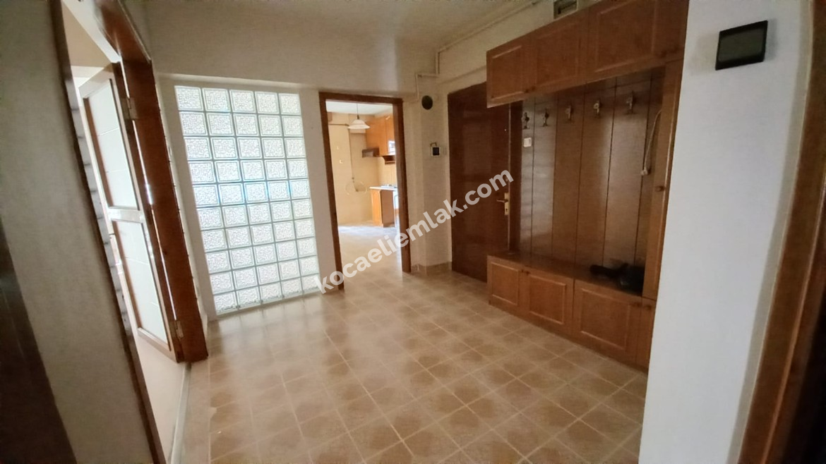 İzmit Merkez Cumhuriyet Parkı Mevkii Kiralık Ara Kat 3+1 Daire