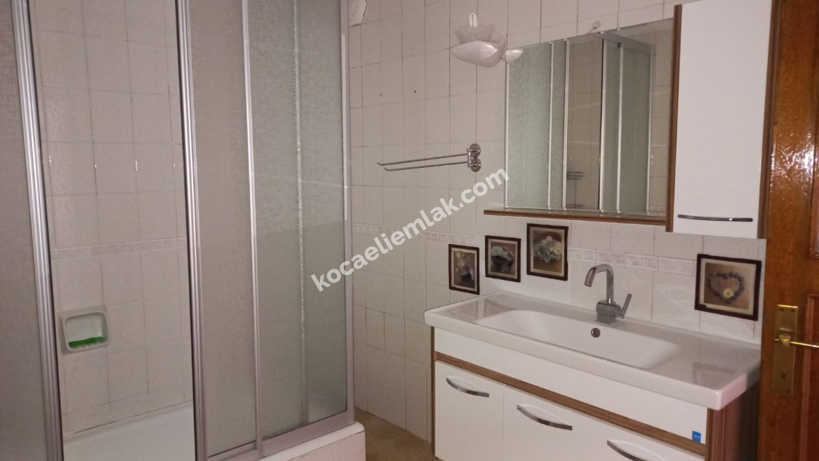 İzmit Merkez Cumhuriyet Parkı Mevkii Kiralık Ara Kat 3+1 Daire