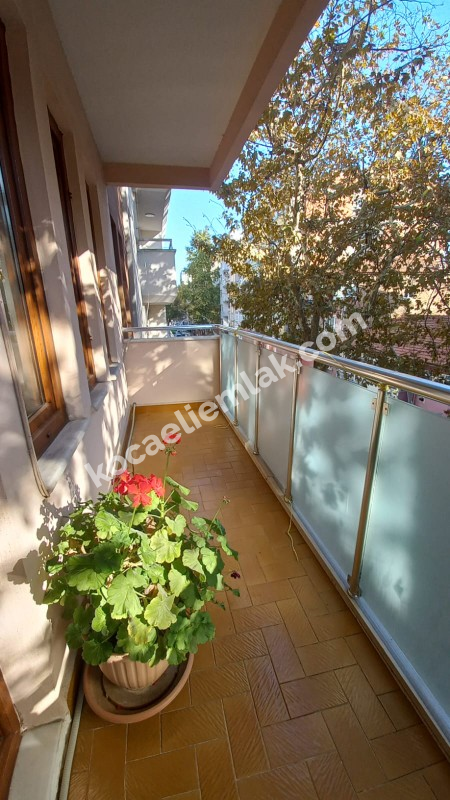 İzmit Merkez Cumhuriyet Parkı Mevkii Kiralık Ara Kat 3+1 Daire