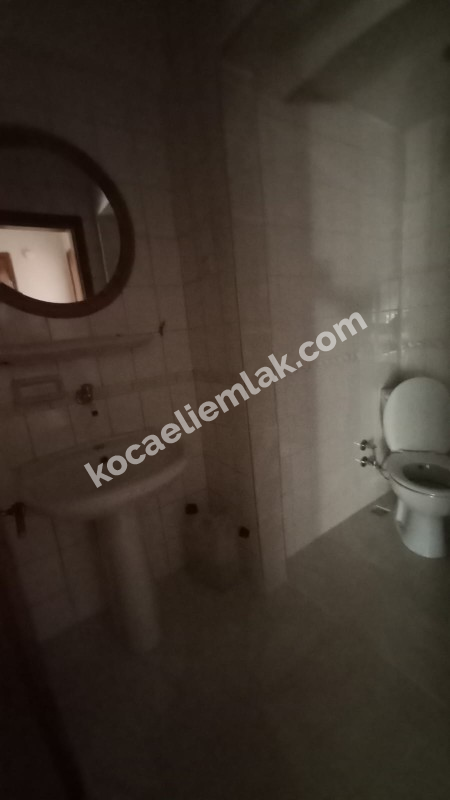 İzmit Merkez Cumhuriyet Parkı Mevkii Kiralık Ara Kat 3+1 Daire