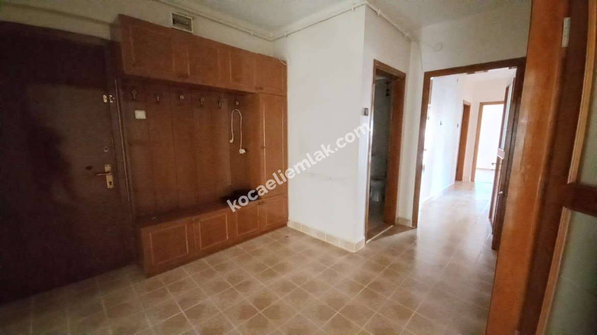 İzmit Merkez Cumhuriyet Parkı Mevkii Kiralık Ara Kat 3+1 Daire