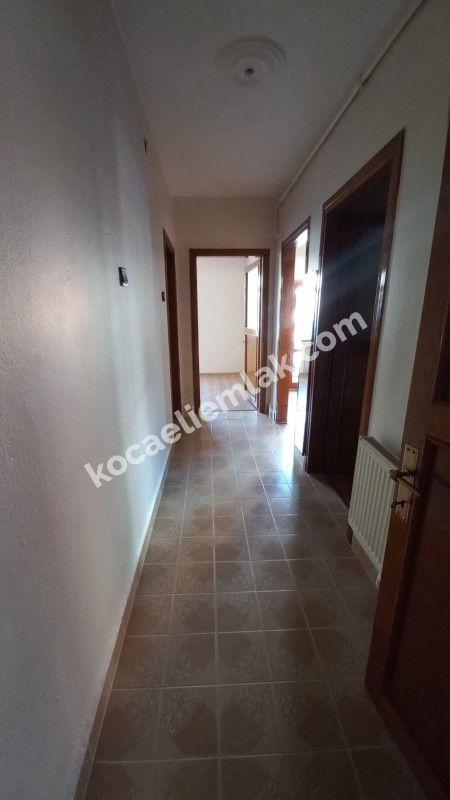 İzmit Merkez Cumhuriyet Parkı Mevkii Kiralık Ara Kat 3+1 Daire