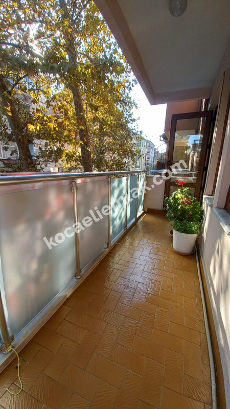 İzmit Merkez Cumhuriyet Parkı Mevkii Kiralık Ara Kat 3+1 Daire