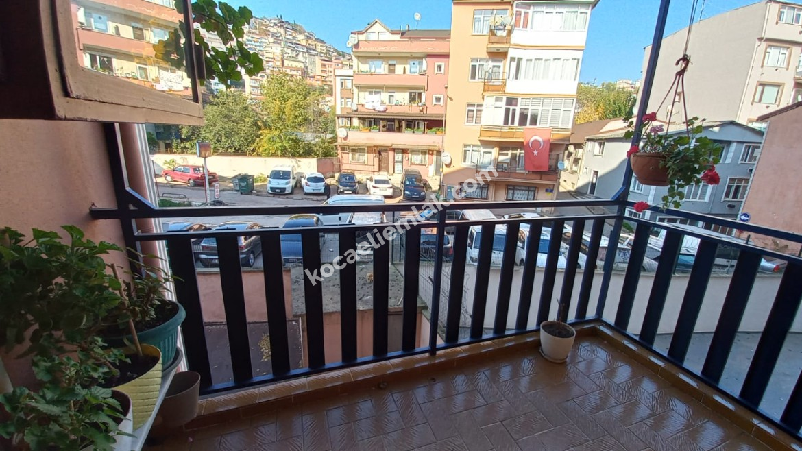 İzmit Merkez Cumhuriyet Parkı Mevkii Kiralık Ara Kat 3+1 Daire