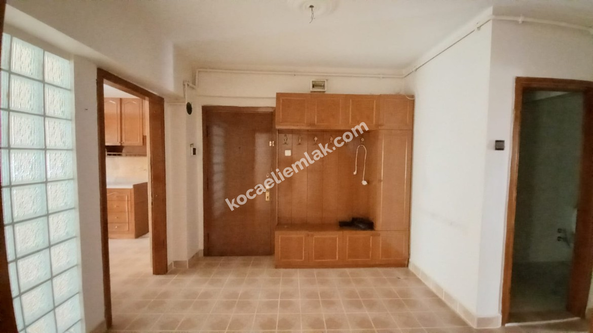 İzmit Merkez Cumhuriyet Parkı Mevkii Kiralık Ara Kat 3+1 Daire