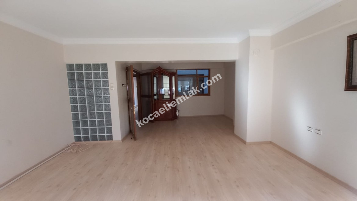 İzmit Merkez Cumhuriyet Parkı Mevkii Kiralık Ara Kat 3+1 Daire