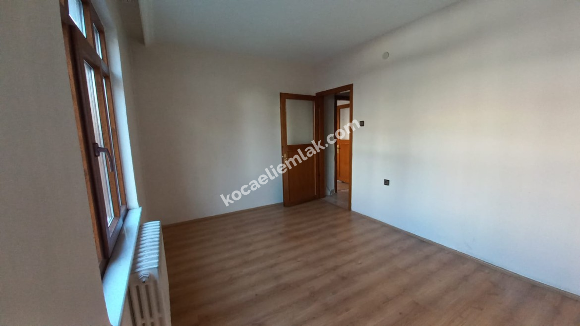 İzmit Merkez Cumhuriyet Parkı Mevkii Kiralık Ara Kat 3+1 Daire