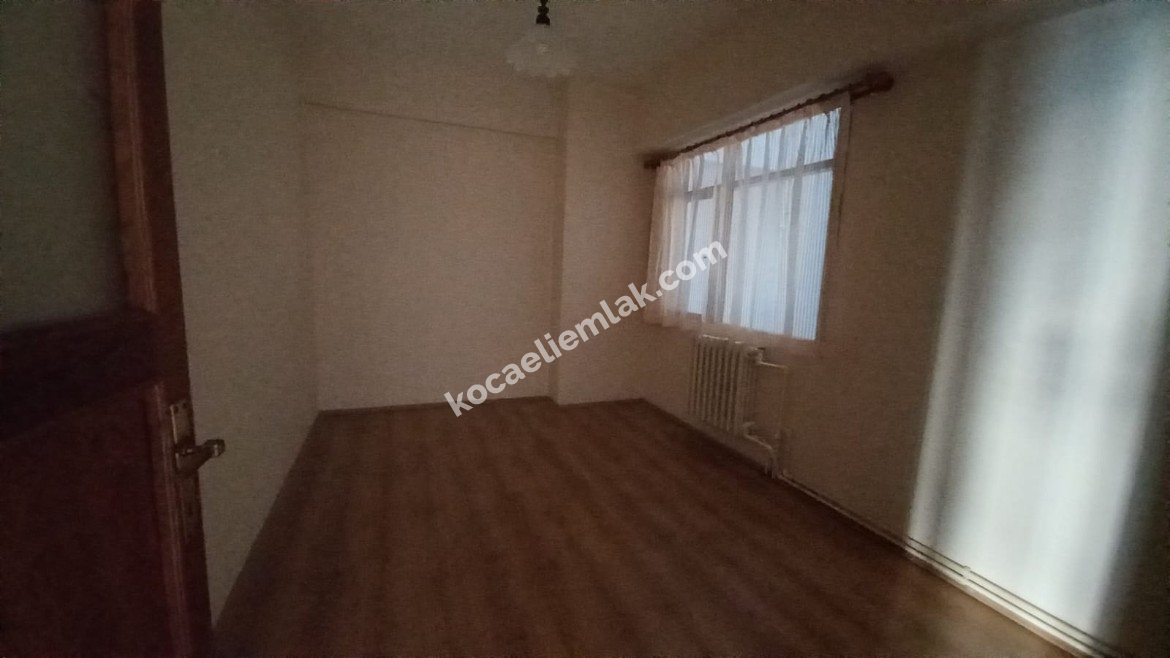 İzmit Merkez Cumhuriyet Parkı Mevkii Kiralık Ara Kat 3+1 Daire