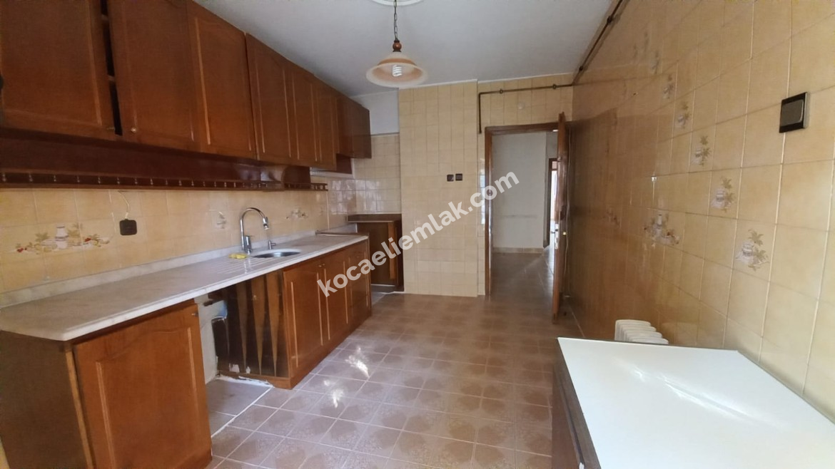 İzmit Merkez Cumhuriyet Parkı Mevkii Kiralık Ara Kat 3+1 Daire