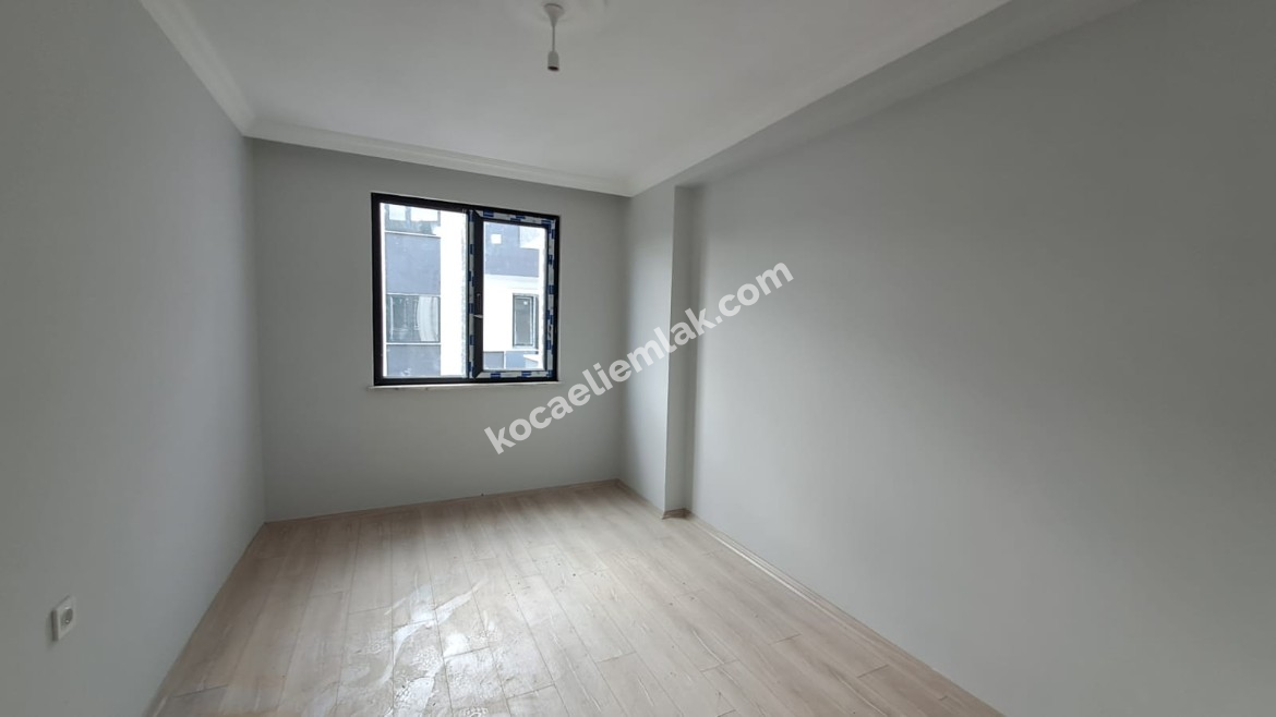 GÖLCÜK YAZLIK ILICA MEVKİ MERKEZİ KONUMDA SATILIK DAİRE