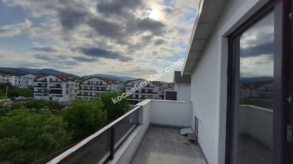 GÖLCÜK YAZLIK ILICA MEVKİ MERKEZİ KONUMDA SATILIK DAİRE